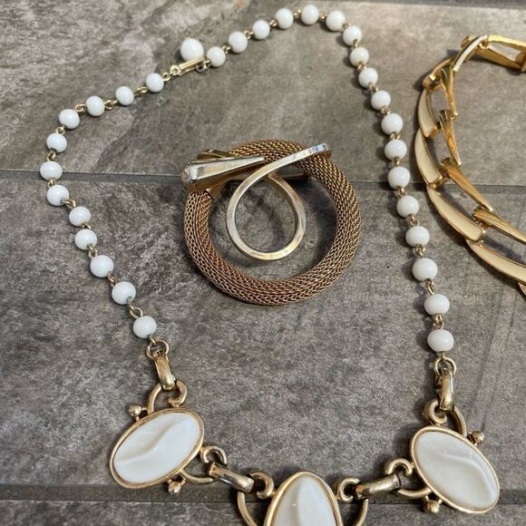 Vintage Monet plus other choker necklaces and a gold tone broach - Picture 2 of 13
